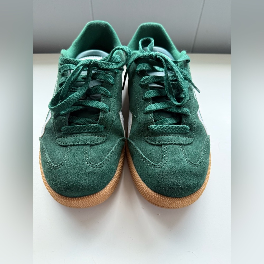 Used green Reebok Smash Shoes in Women’s size 9/men’s size 7.5